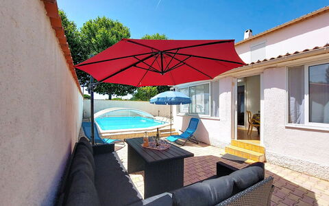 L Escapade Orangeoise: Mueble Para Exteriores, Piscina, Mueble, Sombra, Paraguas, Silla, Mesa Al Aire Libre, Recurso, Planta De Casa, Eco Hotel