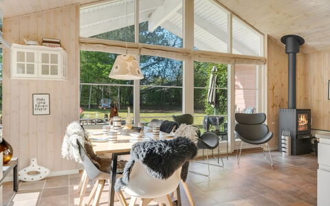 Marjanna - 700M to the Fjord: Madera, Techo, Diseño De Interiores, Casa, Cabaña, Lámpara, Sala, Madera Dura, Silla, Haz