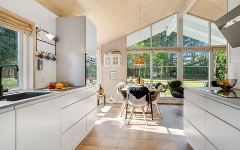Marjanna - 700M to the Fjord: Piso, Techo, Diseño De Interiores, Suelo, Cocina, Casa, Mostrador, Silla, Lámpara, Suelos De Madera