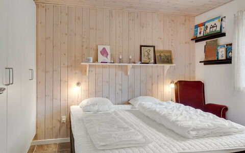 Marjanna - 700M to the Fjord: Cama, Mueble, Habitación, Diseño De Interiores, Pared, Lecho, Sábana, Suelo, Madera, Piso