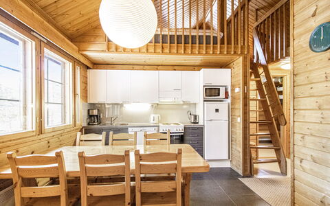 Naavarinne: Madera, Techo, Diseño De Interiores, Casa, Cabaña, Cocina, Suelo, Mueble, Cuarto De Troncos, Manchas De Madera