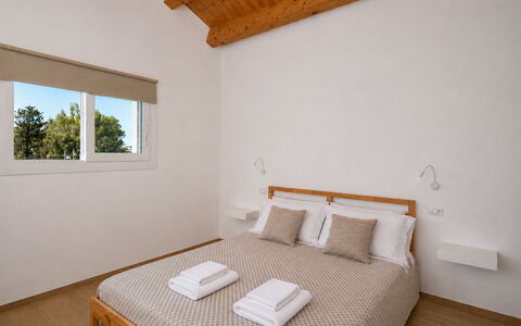 Villa Blue: Pared, Madera, Diseño De Interiores, Techo, Suelo, Piso, Habitación, Cama, Mueble, Casa