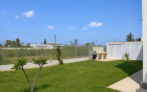 Villa Blue: El Terreno Del Lote, Jardín, Sombra, Paisajismo, Césped, Pasarela, Yarda, Césped Artificial