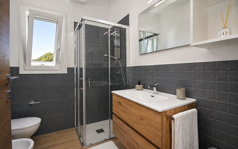 Villa Blue: Arreglo De Tubería, Lavabo Del Baño, Lavabo, Piso, Baño, Suelo, Mueble De Baño, Grifo, Diseño De Interiores, Plomería