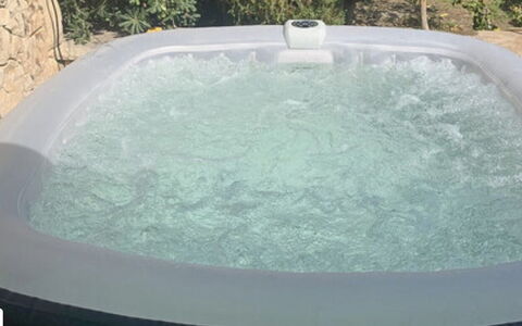 Villa Blue: Bañera, Arreglo De Tubería, Jacuzzi, Piscina, Mueble Para Exteriores, Maceta, Planta De Casa