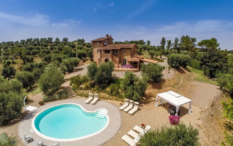 Villa Larino: Paisaje, Área Rural, Inmuebles, Casa De Campo, Villa, Hacienda, Mansión, Piscina