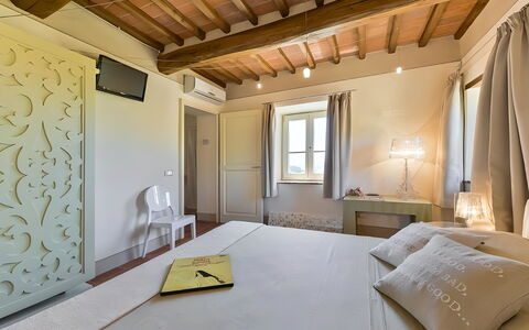 Villa Larino: Pared, Diseño De Interiores, Habitación, Cama, Piso, Suelo, Techo, Mueble, Habitación, Encendiendo