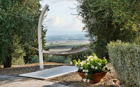 Villa Larino: Jardín, Sombra, Paisajismo, Material Natural, Mueble Para Exteriores, Patio Interior, Maceta, Hojas Perennes