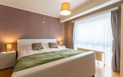 Centrally Located Sea You Again: Cama, Mueble, Diseño De Interiores, Habitación, Pared, Suelo, Piso, Habitación, Techo, Madera