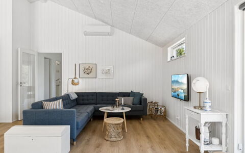Pia - 350M from the Sea: Piso, Madera, Diseño De Interiores, Sofá, Mueble, Suelo, Techo, Sala, Suelos De Madera, Casa