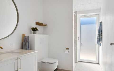Pia - 350M from the Sea: Pared, Arreglo De Tubería, Piso, Baño, Suelo, Diseño De Interiores, Espejo, Plomería, Lavabo, Grifo