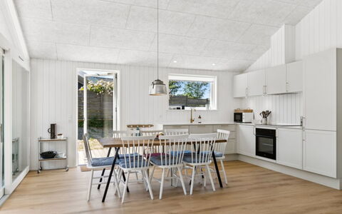 Pia - 350M from the Sea: Madera, Piso, Techo, Suelo, Suelos De Madera, Diseño De Interiores, Cocina, Cocina Y Comedor Mesa, Tablón, Madera Dura