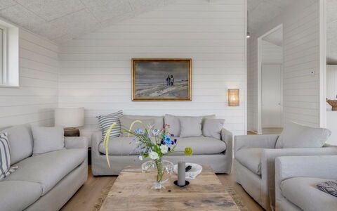 Pia - 350M from the Sea: Piso, Mueble, Sofá, Diseño De Interiores, Suelo, Sala, Techo, Suelos De Madera, Arrojar La Almohada