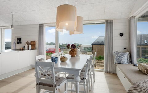 Pia - 350M from the Sea: Mueble, Diseño De Interiores, Piso, Suelo, Madera, Techo, Lámpara, Cocina Y Comedor Mesa, Silla, Comedor
