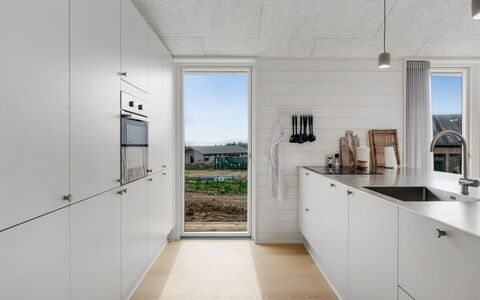 Pia - 350M from the Sea: Piso, Madera, Suelo, Cocina, Mostrador, Material Compuesto, Suelos De Madera, Loseta, Aparato De Cocina