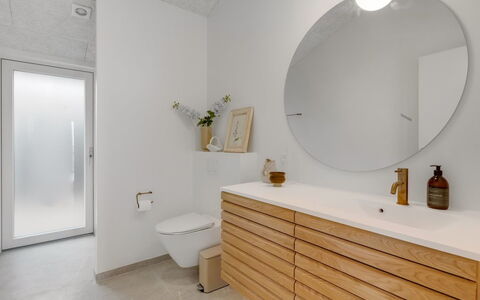 Pia - 350M from the Sea: Piso, Pared, Arreglo De Tubería, Suelo, Diseño De Interiores, Mueble De Baño, Lavabo Del Baño, Lavabo, Techo, Baño