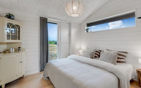 Pia - 350M from the Sea: Techo, Madera, Diseño De Interiores, Piso, Habitación, Encendiendo, Suelo, Lámpara, Cama, Habitación
