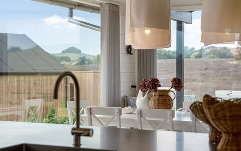 Pia - 350M from the Sea: Diseño De Interiores, Lámpara, Techo, Mostrador, Cocina, Candelabro, Silla, Material Natural, Cocina Y Comedor Mesa, Planta De Casa