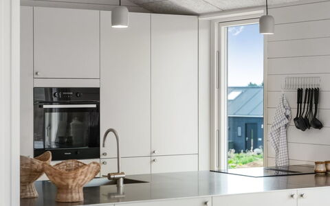 Pia - 350M from the Sea: Cocina, Piso, Mostrador, Madera, Diseño De Interiores, Suelo, Aparato De Cocina, Techo, Lámpara, Mueble