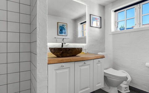 Annagrete - 300M from the Sea: Pared, Arreglo De Tubería, Baño, Piso, Diseño De Interiores, Suelo, Lavabo, Grifo, Lavabo Del Baño, Plomería