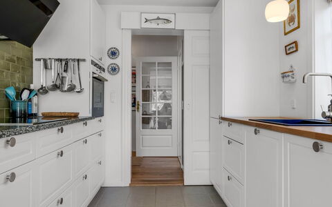 Annagrete - 300M from the Sea: Cocina, Gabinetes, Mostrador, Aparato De Cocina, Piso, Diseño De Interiores, Electrodoméstico, Madera, Mueble, Suelo