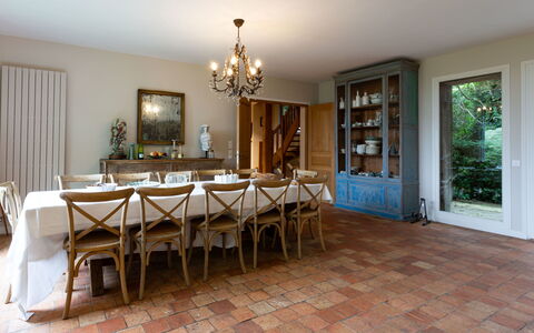 Le Chant D'Azif: Mueble, Piso, Diseño De Interiores, Madera, Suelo, Silla, Mesa, Cocina Y Comedor Mesa, Techo, Comedor