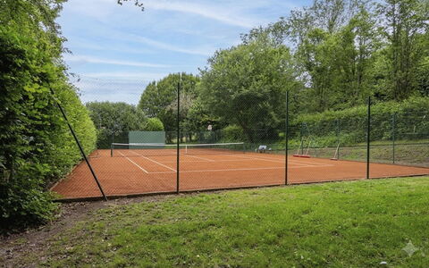 Le Chant D'Azif: Pista De Tenis, Árbol, Tenis, El Terreno Del Lote, Sombra, Jardín, Deporte De Raqueta, Paisajismo
