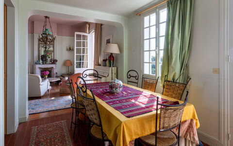 Maison Rose: Mueble, Diseño De Interiores, Silla, Piso, Mesa, Comedor, Madera, Suelo, Cocina Y Comedor Mesa, Habitación