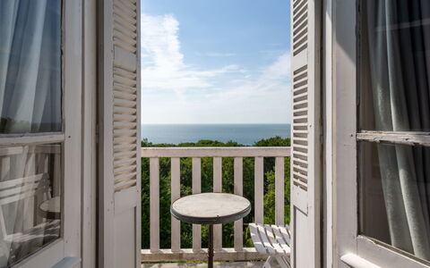 Maison Rose: Balcón, Porche, Mueble Para Exteriores, Balaustre, Sombra, Pretil, Cerca, Cubierta