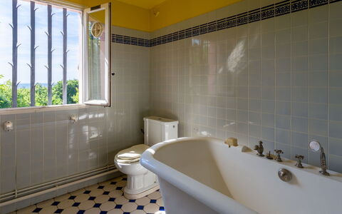 Maison Rose: Piso, Suelo, Arreglo De Tubería, Diseño De Interiores, Loseta, Baño, Plomería, Bañera, Grifo