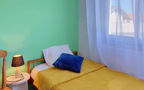 Aqua Riva: Cama, Habitación, Mueble, Pared, Diseño De Interiores, Suelo, Sábana, Lecho, Madera, Piso