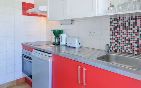 Aqua Riva: Cocina, Mostrador, Aparato De Cocina, Electrodoméstico, Fregadero, Lavabo, Piso, Arreglo De Tubería, Diseño De Interiores, Grifo