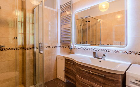 Sant'Agata: Baño, Arreglo De Tubería, Diseño De Interiores, Piso, Lavabo, Mueble De Baño, Suelo, Lavabo Del Baño, Espejo, Grifo