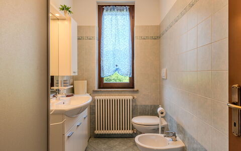 Casa Iolanda: Piso, Arreglo De Tubería, Suelo, Diseño De Interiores, Lavabo Del Baño, Lavabo, Grifo, Baño, Plomería, Habitación