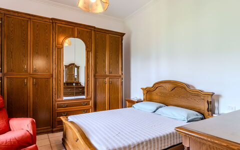 Casa Iolanda: Mueble, Habitación, Cama, Diseño De Interiores, Madera, Gabinetes, Piso, Suelo, Habitación, Sábana