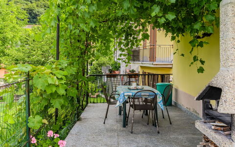 Casa Iolanda: Mueble, Silla, Mueble Para Exteriores, Mesa, Mesa Al Aire Libre, Sombra, Patio Interior, Cocina Y Comedor Mesa, Jardín, Yarda