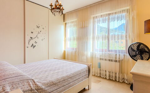 Casa Asia: Cama, Mueble, Diseño De Interiores, Habitación, Lecho, Pared, Suelo, Sábana, Piso, Techo