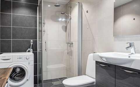 Strandpärlan: Piso, Suelo, Arreglo De Tubería, Diseño De Interiores, Lavabo, Techo, Grifo, Mueble De Baño, Plomería, Baño