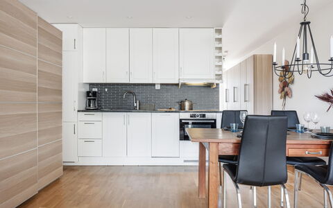 Strandpärlan: Mueble, Cocina, Piso, Diseño De Interiores, Mostrador, Suelos De Madera, Gabinetes, Aparato De Cocina, Suelo, Madera