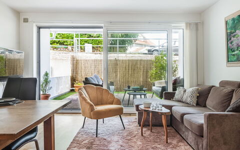 Strandpärlan: Mueble, Diseño De Interiores, Piso, Sofá, Suelo, Pared, Sala, Madera, Techo, Habitación