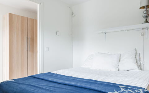Strandpärlan: Mueble, Habitación, Cama, Diseño De Interiores, Madera, Sábana, Suelo, Piso, Lecho, Linos