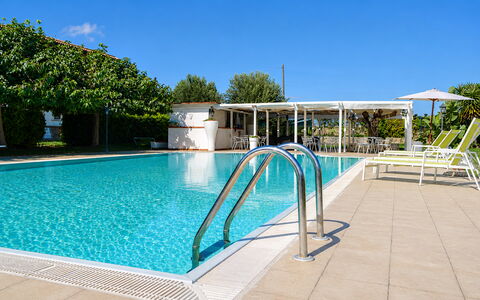 Villa Gertrude: Piscina, Recurso, Material Compuesto, Sombra, Ocio, Mueble Para Exteriores, Eco Hotel, Hotel, Centro De Ocio, Sunlounger