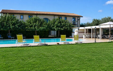 Villa Gertrude: Piscina, Sombra, Inmuebles, Recurso, Césped, Hacienda, Jardín, Paisajismo, Yarda, Villa