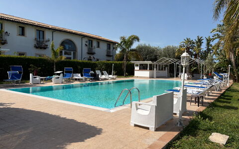 Villa Gertrude: Piscina, Recurso, Hotel, Hacienda, Eco Hotel, Thermae, Villa, Sunlounger, Ciudad De Vacaciones