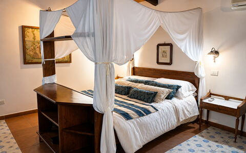 Villa Gertrude: Mueble, Cama, Habitación, Diseño De Interiores, Madera, Lecho, Suelo, Linos, Habitación, Textil