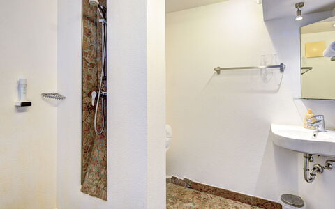 Kaprun 614: Pared, Arreglo De Tubería, Piso, Suelo, Diseño De Interiores, Baño, Techo, Plomería, Grifo, Lavabo Del Baño