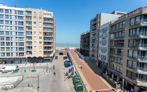 Zeewind Close to the Beach: Mueble, Diseño De Interiores, Piso, Suelo, Mesa, Madera, Techo, Silla, Habitación, Sofá