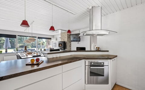Gyrth - 2.8Km from the Sea: Cocina, Mostrador, Diseño De Interiores, Techo, Piso, Madera, Lámpara, Aparato De Cocina, Electrodoméstico, Gabinetes