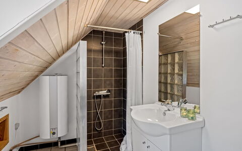 Gyrth - 2.8Km from the Sea: Piso, Arreglo De Tubería, Pared, Diseño De Interiores, Suelo, Madera, Techo, Lavabo, Baño, Grifo