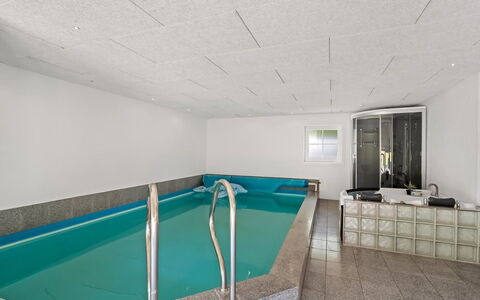 Eufemia - 2.8Km from the Sea: Piso, Suelo, Techo, Material Compuesto, Diseño, Loseta, La Luz Del Día, Piscina, Hotel